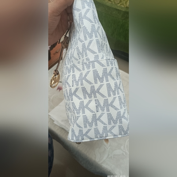 Authentic Michael Kors Pocketbook Tote in Vanilla - Picture 10 of 14